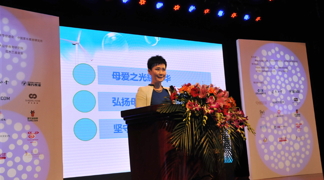 李小琳出席“中華母愛論壇”，接受新華網(wǎng)專訪