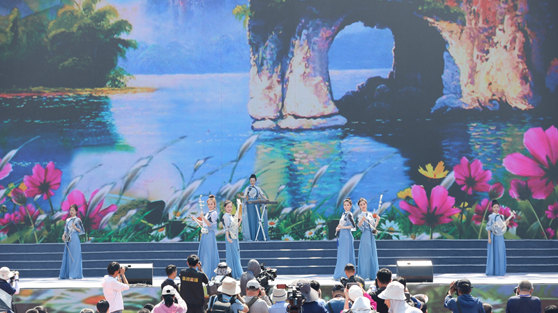 花語(yǔ)湖畔、香動(dòng)凌源 女子水晶樂(lè)坊亮相第五屆中國(guó)凌源百合節(jié)