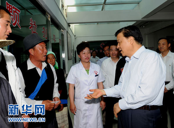 這是7月17日，劉云山在海東市互助土族自治縣中醫(yī)院調研。新華社記者 饒愛民 攝