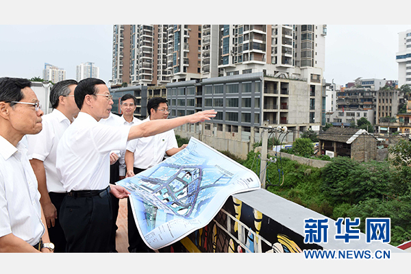 9月16日至18日，中共中央政治局常委、國(guó)務(wù)院副總理張高麗在廣西調(diào)研。這是9月16日，張高麗實(shí)地考察南寧水街棚戶區(qū)改造項(xiàng)目現(xiàn)場(chǎng)。 新華社記者張鐸攝 