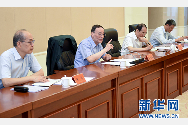 9月24日至26日，中共中央政治局常委、中央紀委書記王岐山在福建調(diào)研。這是9月25日，王岐山在上杭縣古田鎮(zhèn)主持召開座談會，聽取黨員和群眾代表對修訂廉政準(zhǔn)則和黨紀處分條例的意見建議。新華社記者張鐸攝