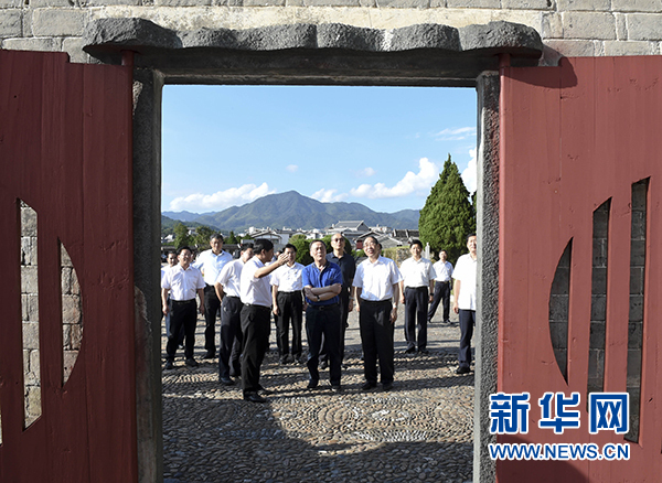 9月24日至26日，中共中央政治局常委、中央紀委書記王岐山在福建調(diào)研。這是9月24日，王岐山在上杭縣古田鎮(zhèn)參觀古田會議會址。新華社記者張鐸攝