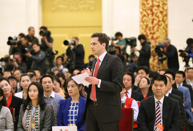 3月15日，國務(wù)院總理李克強(qiáng)在北京人民大會堂與中外記者見面，并回答記者提問。這是一位記者在提問。 新華社記者 劉衛(wèi)兵攝