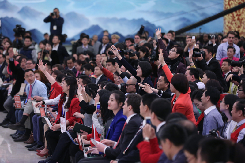 3月15日，國務(wù)院總理李克強(qiáng)在北京人民大會堂與中外記者見面，并回答記者提問。這是記者舉手爭取提問機(jī)會。 新華社記者 才揚(yáng) 攝