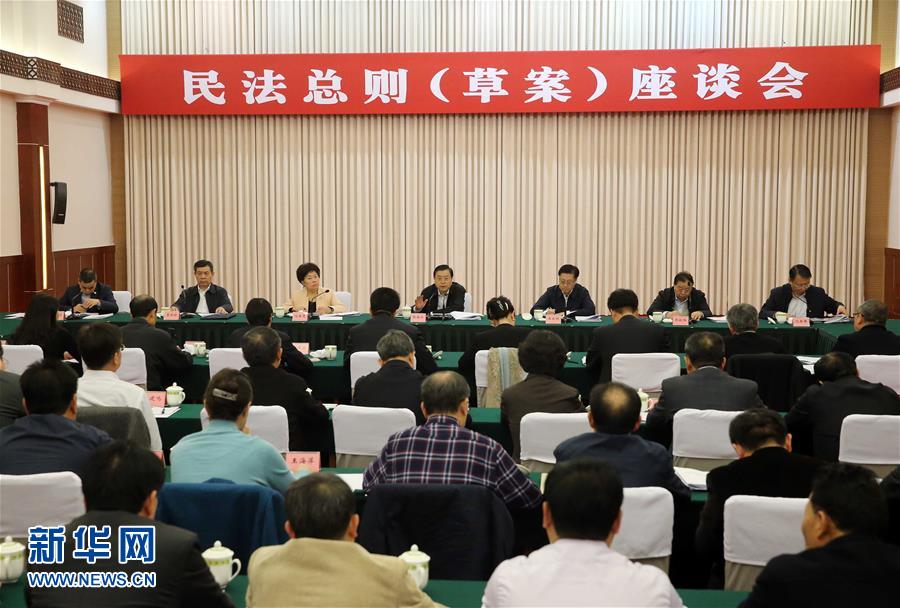 這是11月23日，張德江在成都主持召開座談會(huì)，11個(gè)省（區(qū)、市）人大常委會(huì)負(fù)責(zé)同志、部分全國人大代表、法律工作者及專家學(xué)者參加會(huì)議。新華社記者 劉衛(wèi)兵 攝 