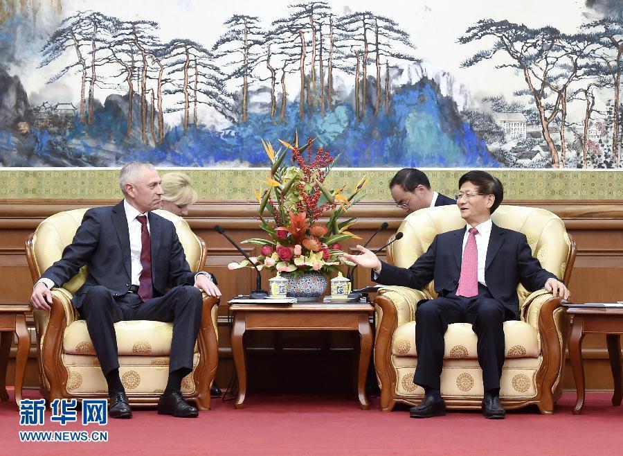 11月25日，中共中央政治局委員、中央政法委書記孟建柱在北京會(huì)見白俄羅斯總統(tǒng)辦公廳副主任米茨克維奇。 新華社記者燕雁攝 