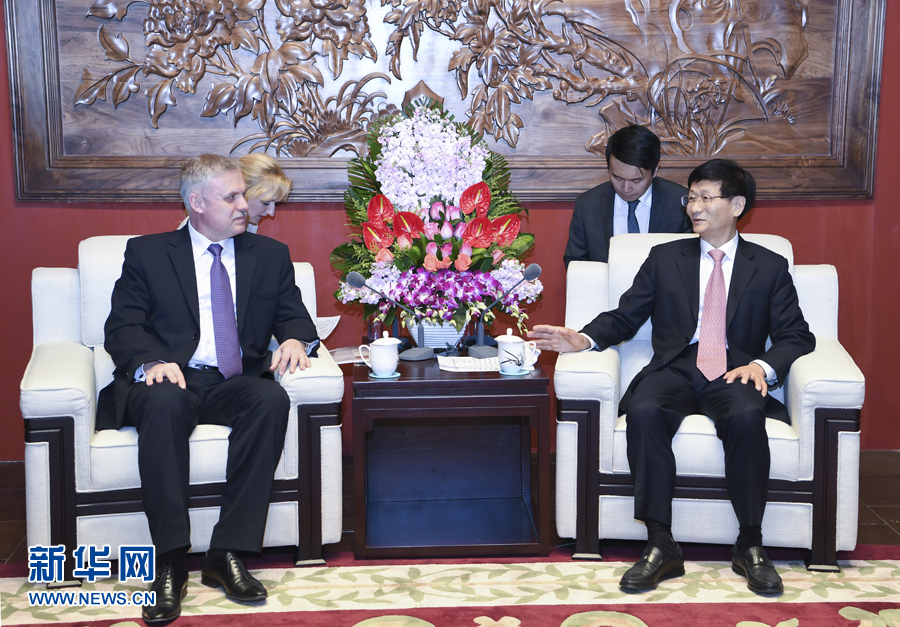 4月26日，中共中央政治局委員、中央政法委書記孟建柱在北京會(huì)見白俄羅斯安全會(huì)議國(guó)務(wù)秘書扎西。 新華社記者 張領(lǐng) 攝