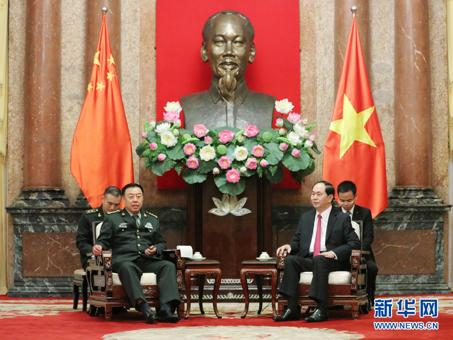 6月18日，在越南首都河內(nèi)，正在越南訪問的中央軍委副主席范長龍（左前）會見越南國家主席陳大光（右前）。 新華社發(fā)（李曉偉攝）