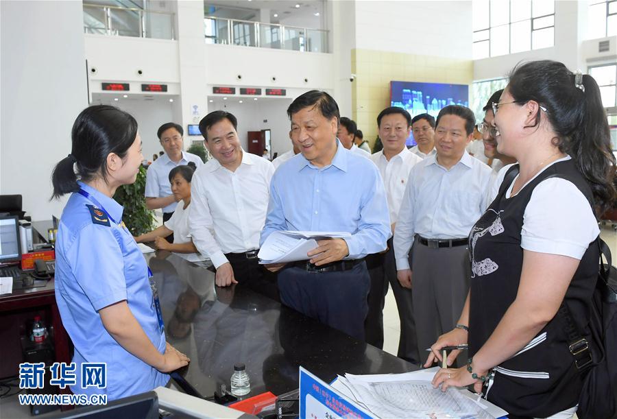 6月22日至24日，中共中央政治局常委、中央書記處書記劉云山在遼寧調研。這是6月22日，劉云山在中國（遼寧）自貿試驗區(qū)營口片區(qū)與干部群眾深入交流。新華社記者 張鐸 攝