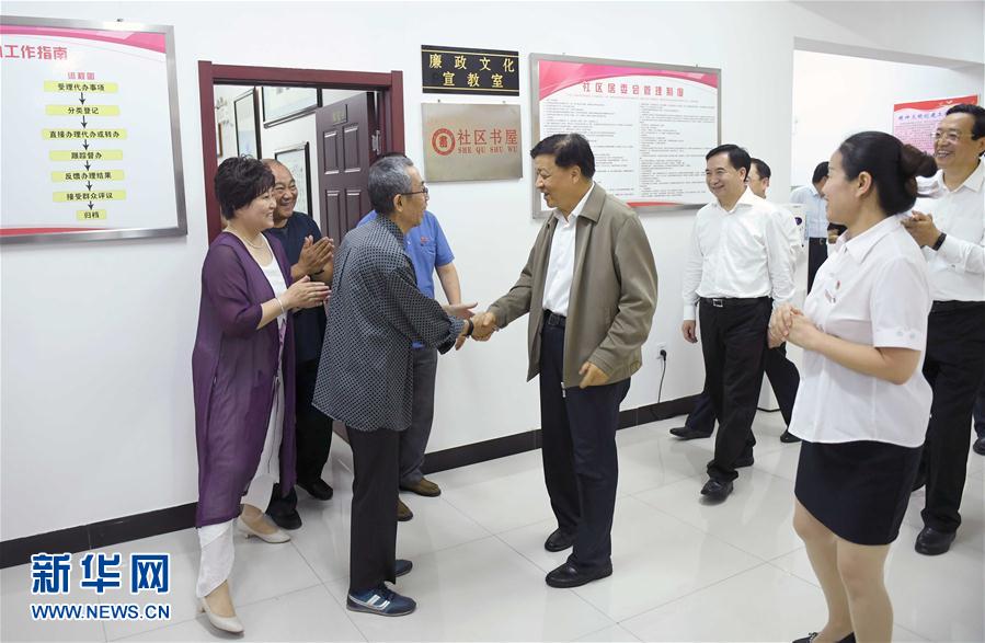6月22日至24日，中共中央政治局常委、中央書記處書記劉云山在遼寧調研。這是6月23日，劉云山在錦州市西街社區(qū)與干部群眾深入交流。新華社記者 張鐸 攝
