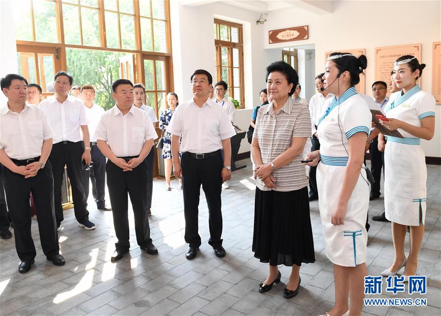 6月25日，全國民族團結進步創(chuàng)建經驗交流現場會在內蒙古興安盟召開，中共中央政治局委員、國務院副總理劉延東出席會議并講話。在內蒙古期間，劉延東考察內蒙古人民代表會議舊址即“五一會址”，深入社區(qū)看望各族干部群眾。這是劉延東考察“五一會址”。新華社記者 陳曄華 攝