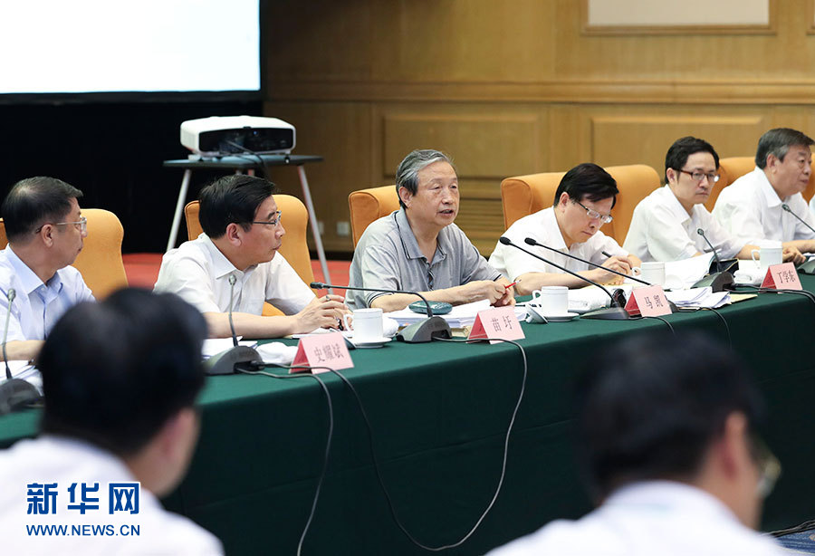 近日，中共中央政治局委員、國(guó)務(wù)院副總理馬凱在北京調(diào)研新能源汽車(chē)產(chǎn)業(yè)發(fā)展。這是7月4日，馬凱在北京深入新能源汽車(chē)充換電設(shè)施、充電服務(wù)平臺(tái)、分時(shí)租賃等單位調(diào)研，并主持召開(kāi)推廣應(yīng)用座談會(huì)。新華社記者 龐興雷 攝