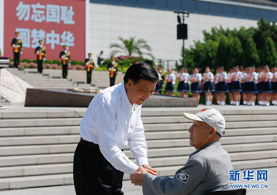 7月7日，紀(jì)念全民族抗戰(zhàn)爆發(fā)80周年儀式在中國人民抗日戰(zhàn)爭紀(jì)念館舉行。中共中央政治局常委、中央書記處書記劉云山出席儀式并講話。這是儀式開始前，劉云山與老八路代表握手。新華社記者崔新鈺攝