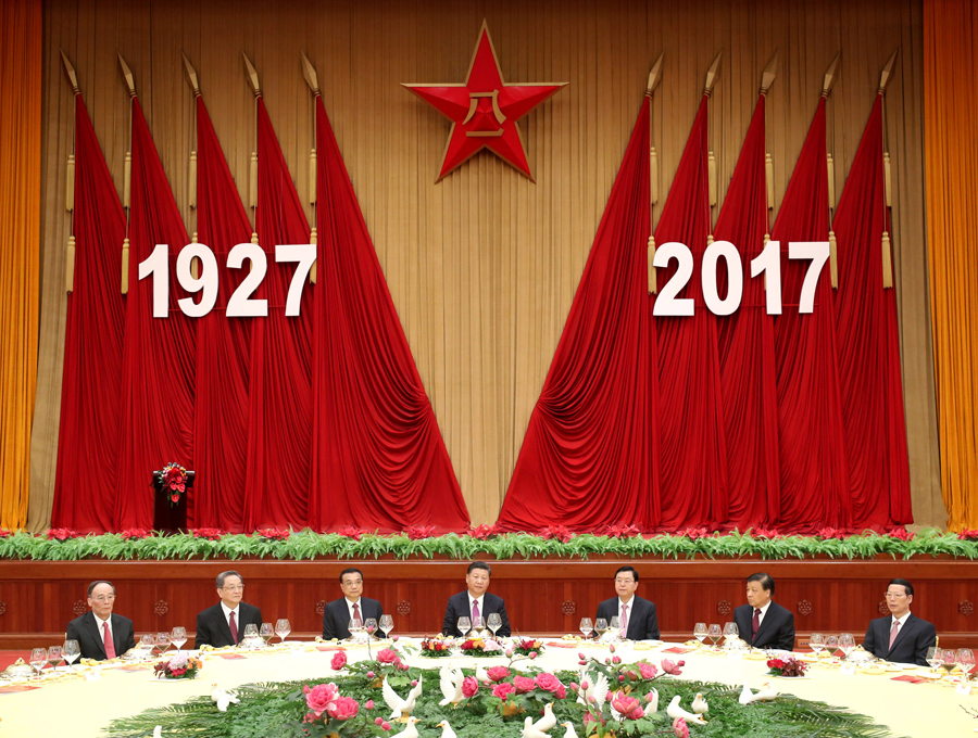 7月31日，中華人民共和國(guó)國(guó)防部在北京人民大會(huì)堂舉行盛大招待會(huì)，熱烈慶祝中國(guó)人民解放軍建軍90周年。中共中央總書記、國(guó)家主席、中央軍委主席習(xí)近平和李克強(qiáng)、張德江、俞正聲、劉云山、王岐山、張高麗等黨和國(guó)家領(lǐng)導(dǎo)人出席招待會(huì)。新華社記者 鞠鵬 攝