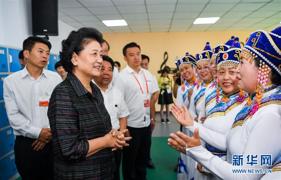 8月11日，中共中央政治局委員、國務(wù)院副總理、中央代表團副團長劉延?xùn)|率中央代表團二分團，看望慰問烏蘭察布各族干部群眾，轉(zhuǎn)達以習(xí)近平同志為核心的黨中央的親切關(guān)懷和全國人民的美好祝愿。這是劉延?xùn)|在考察察哈爾社區(qū)時與居民們親切交談。新華社記者 連振 攝