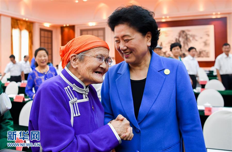 8月11日，中共中央政治局委員、國務(wù)院副總理、中央代表團副團長劉延?xùn)|率中央代表團二分團，看望慰問烏蘭察布各族干部群眾，轉(zhuǎn)達以習(xí)近平同志為核心的黨中央的親切關(guān)懷和全國人民的美好祝愿。這是劉延?xùn)|在出席烏蘭察布市慶祝內(nèi)蒙古自治區(qū)成立70周年座談會后，與“草原母親”都貴瑪親切交談。新華社記者 連振 攝
