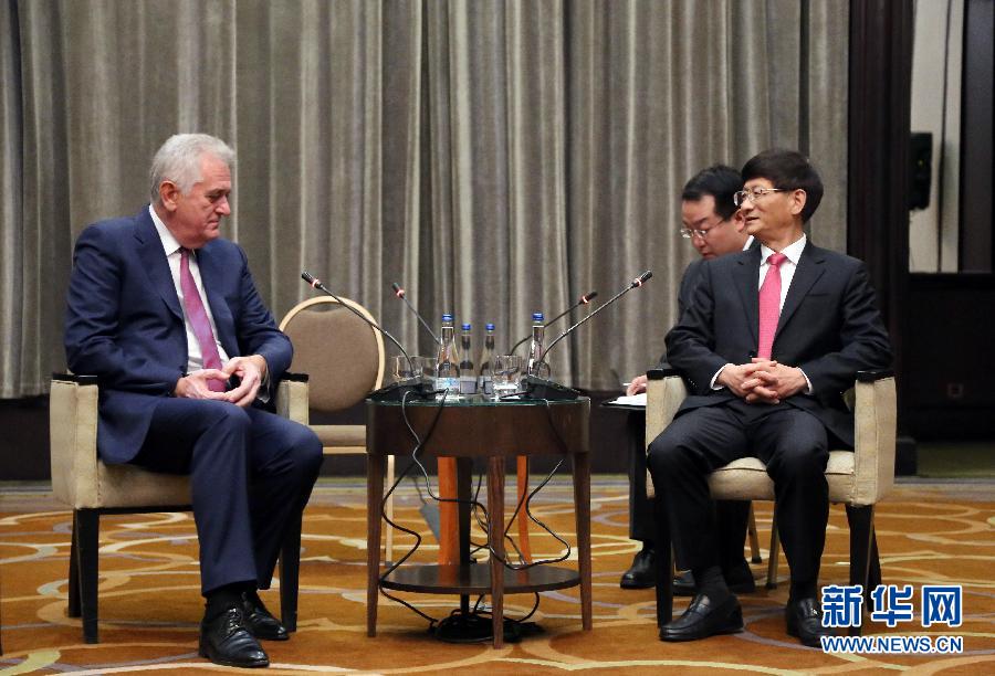 9月11日，在塞爾維亞首都貝爾格萊德，習近平主席特使、中共中央政治局委員、中央政法委書記孟建柱（右）會見塞爾維亞前總統(tǒng)尼科利奇（左）。新華社記者王慧娟攝