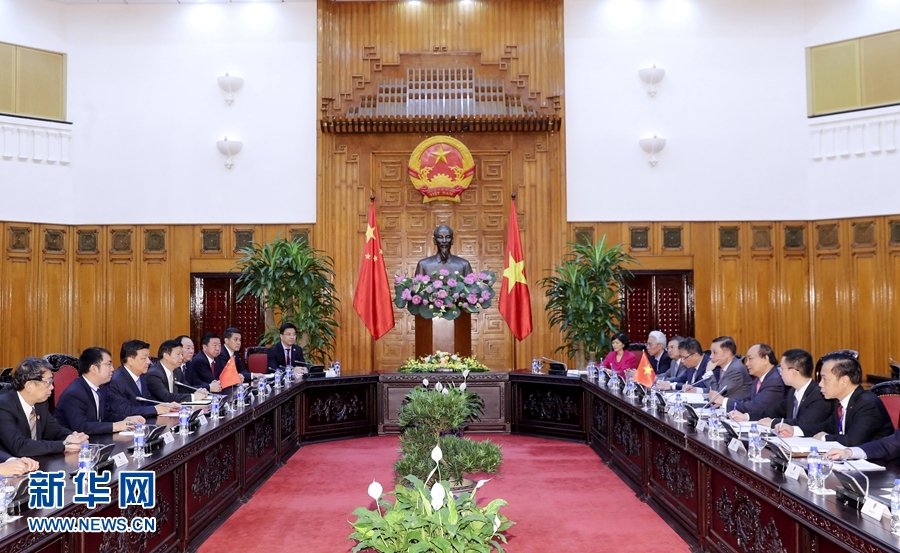 應(yīng)越南共產(chǎn)黨邀請，中共中央政治局常委、中央書記處書記劉云山9月18日至19日對越南進行正式訪問。這是9月19日，劉云山在河內(nèi)會見越南總理阮春福。 新華社記者 丁林 攝
