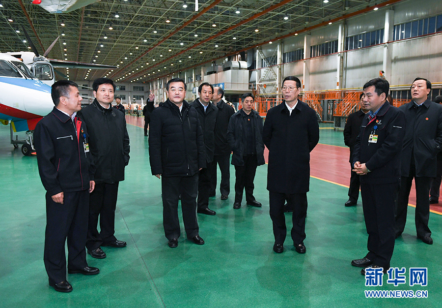 11月14日至15日，國務院副總理張高麗在黑龍江調(diào)研。這是11月14日，張高麗到哈爾濱飛機工業(yè)集團有限責任公司了解國有老企業(yè)轉(zhuǎn)型升級情況。 新華社記者 高潔 攝