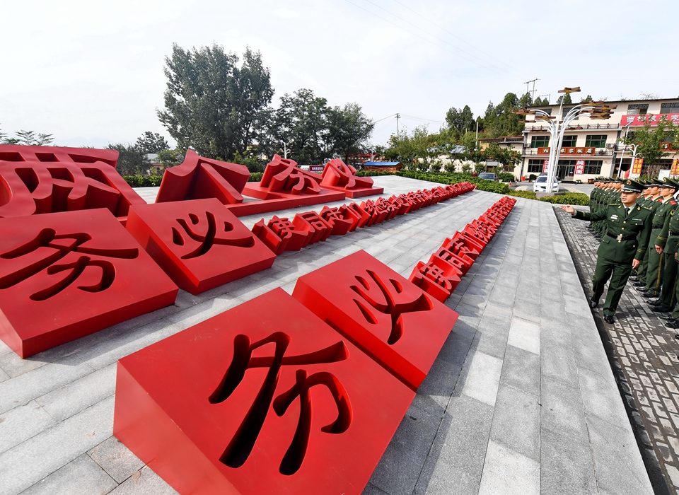 全面從嚴(yán)治黨，以更高能力和水平引領(lǐng)新時代