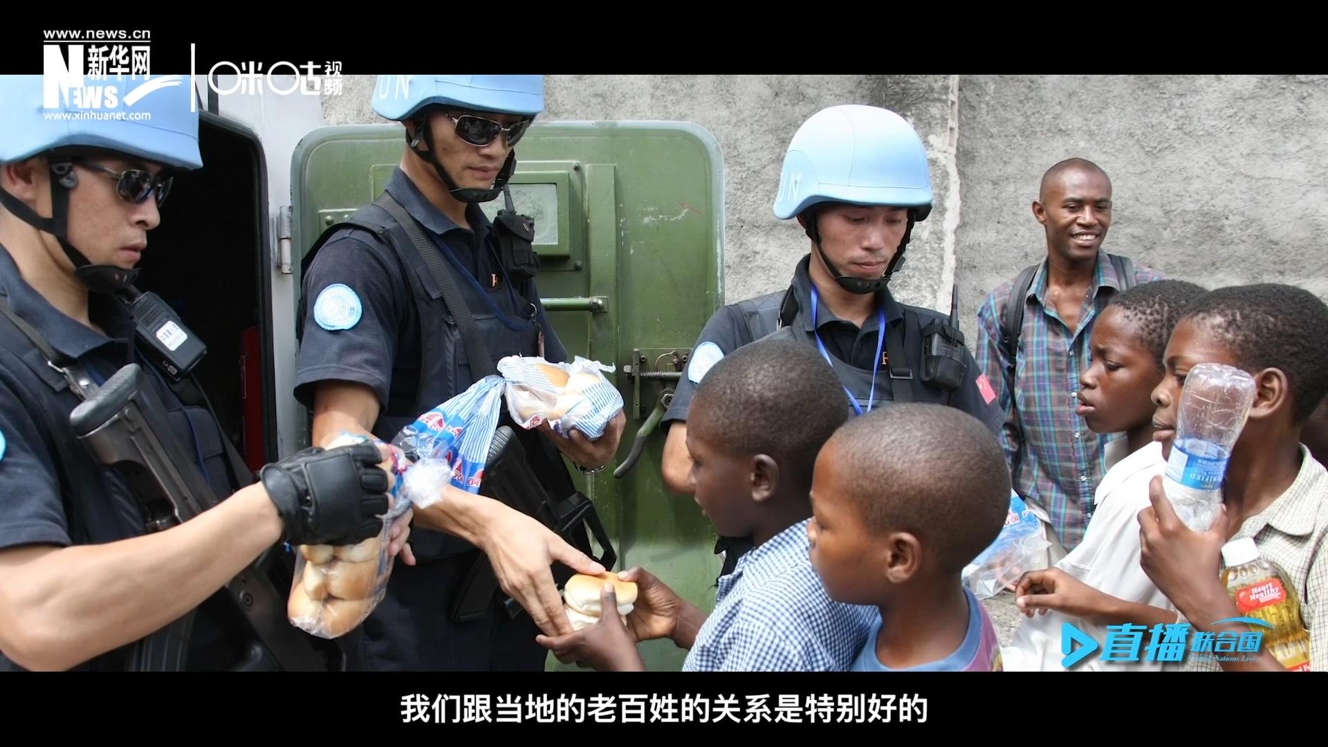 這群胸前印著五星紅旗的警察，在當(dāng)?shù)孛癖娦睦镉兄恋榈榈姆萘?，也傳遞出許多的善意與感動(dòng)。