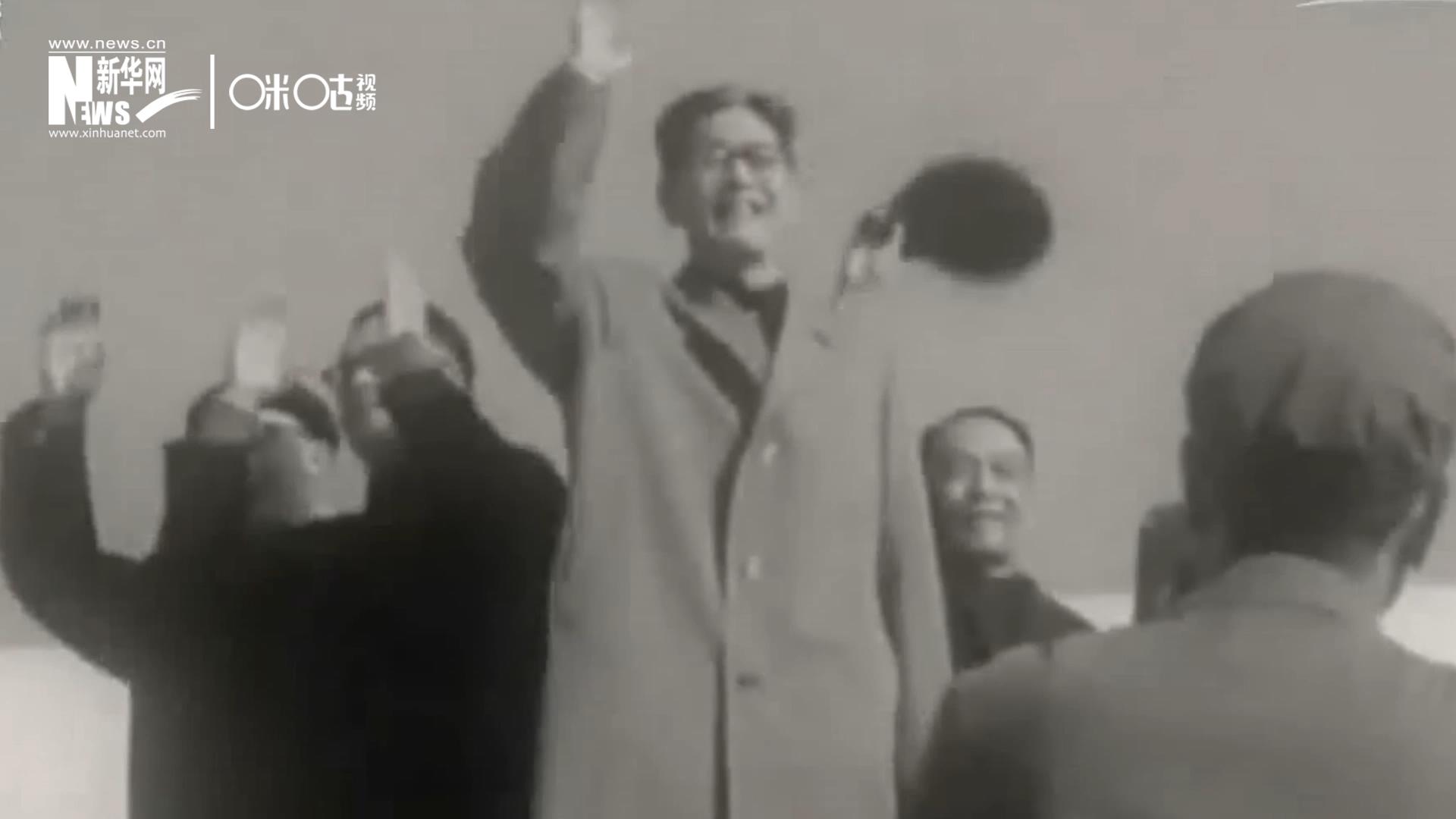 1971年11月9日，全新成立的中國聯(lián)合國代表團在群眾的歡呼與掌聲中登上專機，正式開啟了中國的聯(lián)合國之旅。