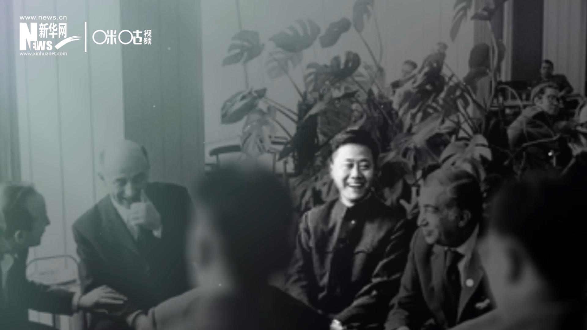 照片里的這個人是高梁，原新華社國際部記者。原本作為代表團隨行記者的他接到通知，由他帶領一支先遣小組先行去紐約。