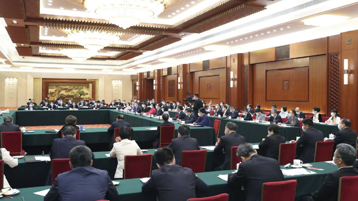 出席十三屆全國人大三次會議的代表團分組審議政府工作報告，來看審議現(xiàn)場
