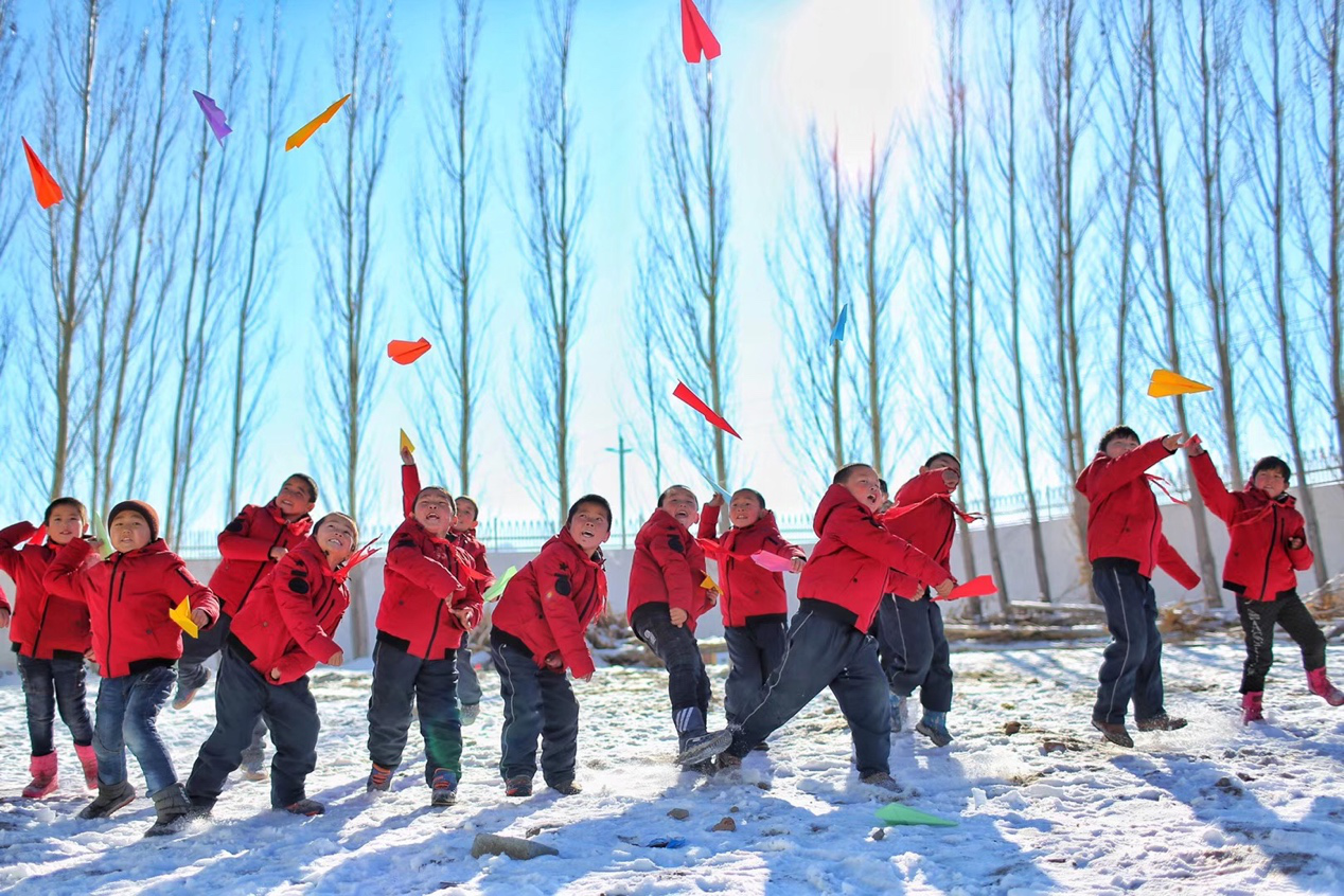 2017年11月15日， “多一克溫暖”公益行動走進北疆地區(qū)，實現(xiàn)了從物質(zhì)捐贈到“物質(zhì)+精神”溫暖的升級。 “體操冠軍”楊威、好妹妹樂隊等傾情加盟，不僅為孩子們帶來加厚羽絨服和御寒物資，還準備了溫暖的課堂。