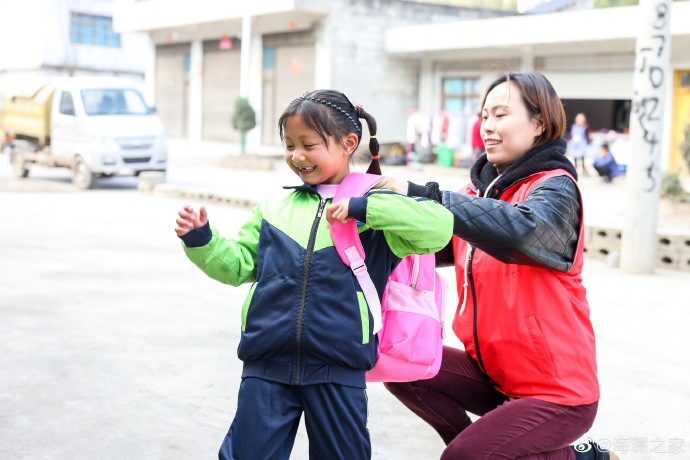 在貴州南開鄉(xiāng)塢鉛小學的捐贈行動中，“多一克溫暖”團隊結識了這個活潑愛笑的姑娘——李漫妮。父母很早離異，爸爸常年在外打工，7歲的她和奶奶兩人相依為命。海瀾之家給漫妮的家人也準備了羽絨服，懂事的漫妮說，想要快快長大，讓奶奶過上好日子。