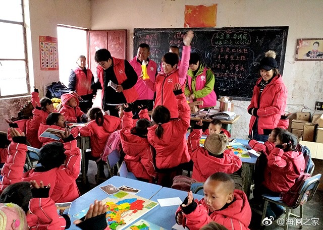 2018年，由海瀾之家攜手網(wǎng)易新聞打造的“多一課溫暖”課程平臺讓一間間溫暖的課堂走向深山與邊陲。帶著貼合孩子教育需求的線上內(nèi)容和教師、各領域KOL及愛心人士組成的愛心團隊，海瀾之家用實際行動為孩子的教育加溫，踐行“多一克溫暖”。