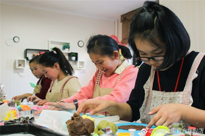 在北京，孩子們上了一節(jié)別開生面的廚藝課——手工DIY餅干。孩子們腦洞大開親自上手，從制作到出爐不僅留下了噴香的餅干，還留下了珍貴的回憶。親手做的餅干孩子們舍不得獨享，成為了回程路上最重要的“伴手禮”
