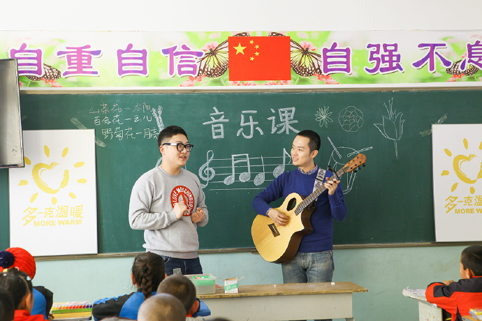 “多一克溫暖”公益活動的老朋友好妹妹樂隊，為孩子們帶來了音樂和繪畫課，用音符溫暖孩子們的心靈，用畫筆繪出更繽紛的世界。不斷匯聚的愛心，讓寒冷的北疆進入到更多人的視野當中，也讓孩子們臉上的笑容更燦爛。