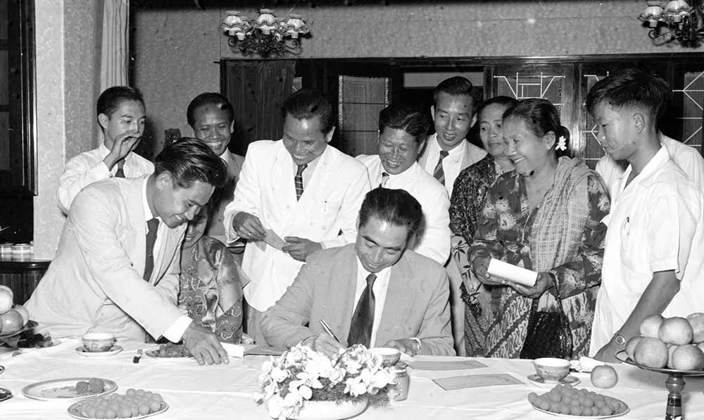 1955年4月25日，為迎接亞非會(huì)議而組織的萬隆人民委員會(huì)的代表請周恩來總理簽名留念。