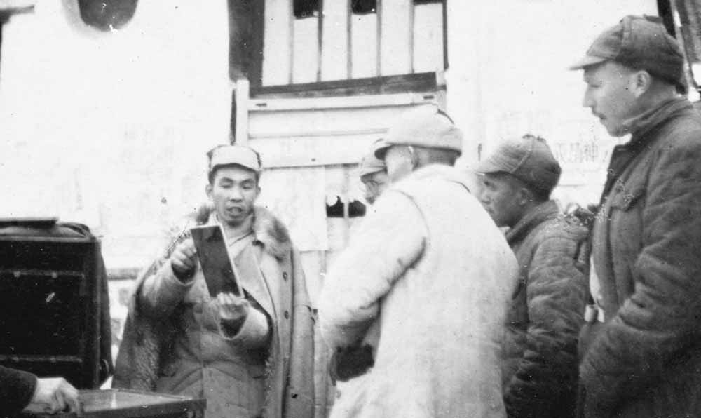 沙飛向參觀者講《晉察冀畫報(bào)》的制版情況。