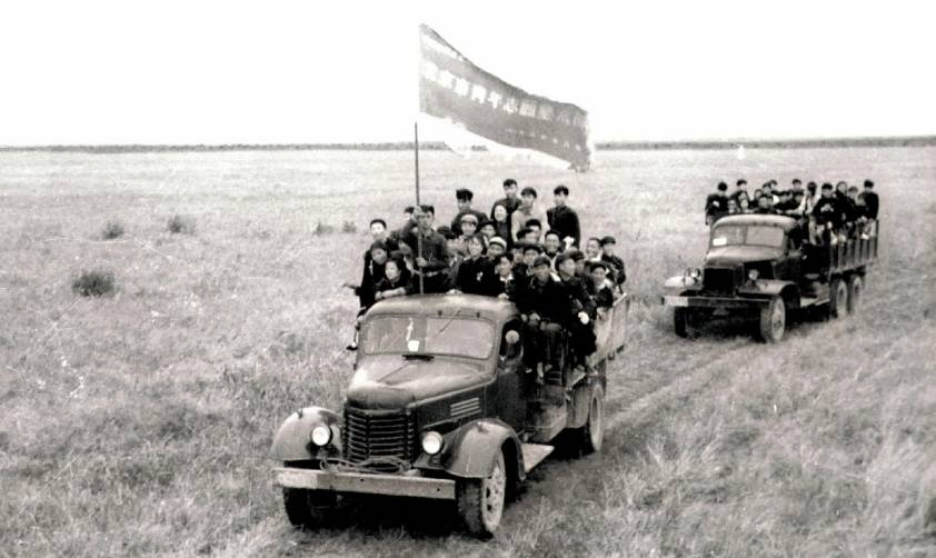 20世紀(jì)50年代初北京市64名青年組成志愿墾荒隊向黑龍江省蘿北縣荒原進(jìn)發(fā)。新華社稿
