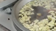 沈陽(yáng)一企業(yè)熬740鍋紅糖水送26個(gè)檢測(cè)點(diǎn)，用了千斤紅糖200斤姜