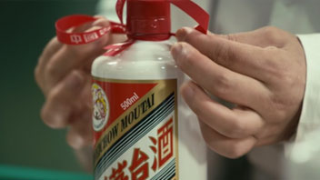 “抱團(tuán)松動(dòng)”！機(jī)構(gòu)慌了？有人急忙賣茅臺(tái)，有人連夜看周期
