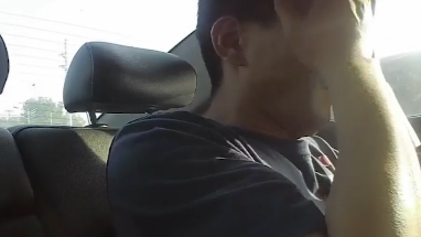 這人啥情況？他在警車上都能睡著