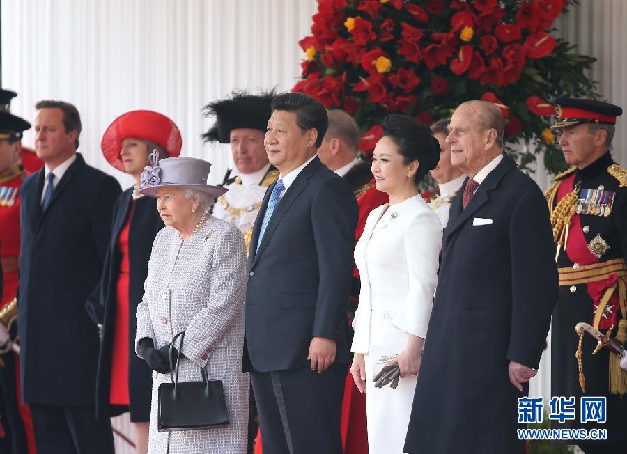 10月20日，對(duì)英國(guó)進(jìn)行國(guó)事訪問的國(guó)家主席習(xí)近平出席英國(guó)女王伊麗莎白二世在倫敦騎兵檢閱場(chǎng)舉行的隆重歡迎儀式。 新華社記者 龐興雷 攝