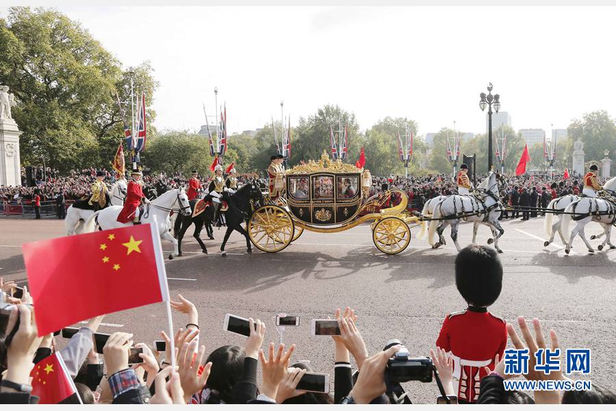 這是習(xí)近平和夫人彭麗媛在女王夫婦陪同下，乘坐皇家馬車前往白金漢宮下榻。新華社記者 周磊 攝