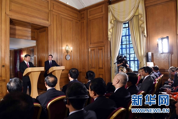 10月21日，國家主席習(xí)近平在倫敦唐寧街首相府同英國首相卡梅倫舉行會(huì)談。這是會(huì)談結(jié)束后，習(xí)近平和卡梅倫共同會(huì)見記者。 新華社記者 饒愛民 攝 
