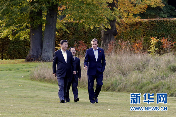 這是習(xí)近平與卡梅倫漫步草坪，邊走邊談。新華社記者 鞠鵬攝