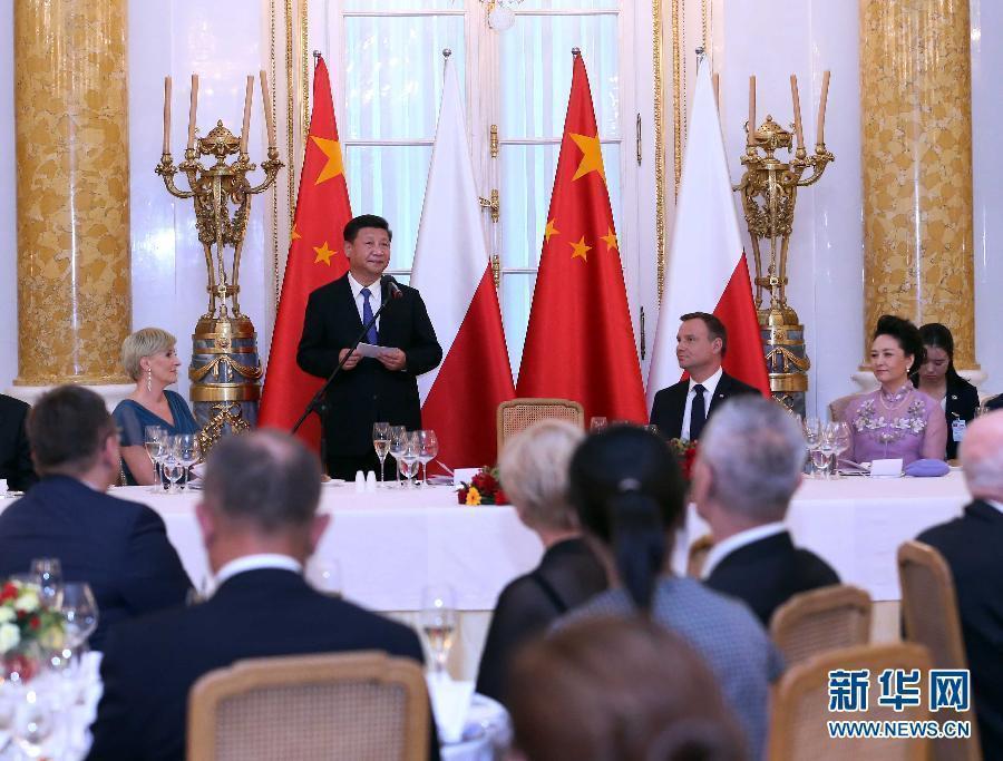 6月20日，國家主席習近平出席波蘭總統(tǒng)杜達在華沙王宮舉行的盛大歡迎晚宴。 新華社記者 劉衛(wèi)兵 攝