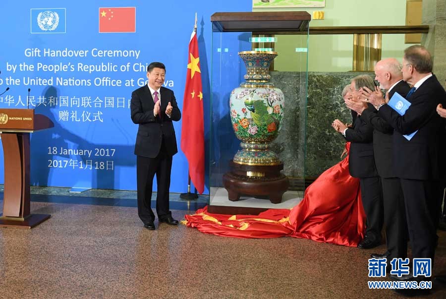 1月18日，國家主席習(xí)近平在瑞士日內(nèi)瓦萬國宮出席“共商共筑人類命運共同體”高級別會議，并發(fā)表題為《共同構(gòu)建人類命運共同體》的主旨演講。這是會議結(jié)束后，習(xí)近平出席中國向聯(lián)合國日內(nèi)瓦總部贈禮儀式。新華社記者 張鐸 攝