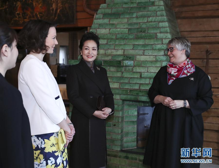 當?shù)貢r間4月5日上午，國家主席習近平夫人彭麗媛參觀位于赫爾辛基以北圖蘇拉湖畔的西貝柳斯故居博物館。 新華社記者謝環(huán)馳攝 