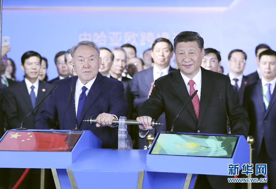 6月8日，正在哈薩克斯坦訪問的國家主席習(xí)近平在哈薩克斯坦總統(tǒng)納扎爾巴耶夫陪同下，參觀阿斯塔納專項世博會中國國家館，并共同出席中哈亞歐跨境運輸視頻連線儀式。這是在中國國家館舉行的中哈亞歐跨境運輸視頻連線儀式上，兩國元首共同推動操控桿，視頻顯示中哈連云港物流合作基地和“霍爾果斯－東大門”經(jīng)濟(jì)特區(qū)無水港兩個分會場四列火車鳴笛開行。新華社記者 丁林 攝