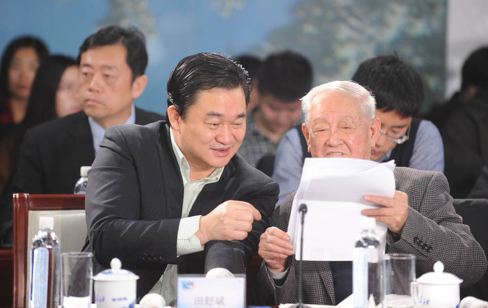 新華網(wǎng)董事長、總裁田舒斌與軍事科學(xué)院原副院長糜振玉在現(xiàn)場交流
