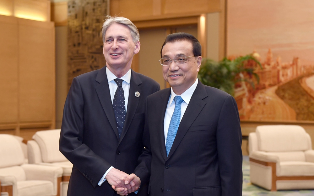 李克強(qiáng)會(huì)見(jiàn)英國(guó)首相特使、財(cái)政大臣哈蒙德